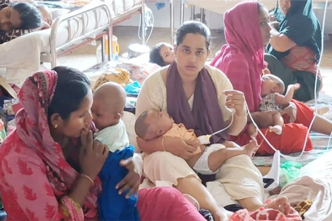 একজনের বেডে পাঁচজন শিশু