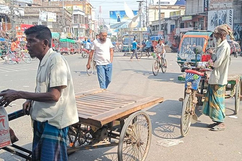 তাপে পুড়ছে ৪০ জেলা, বিপর্যস্ত জনজীবন