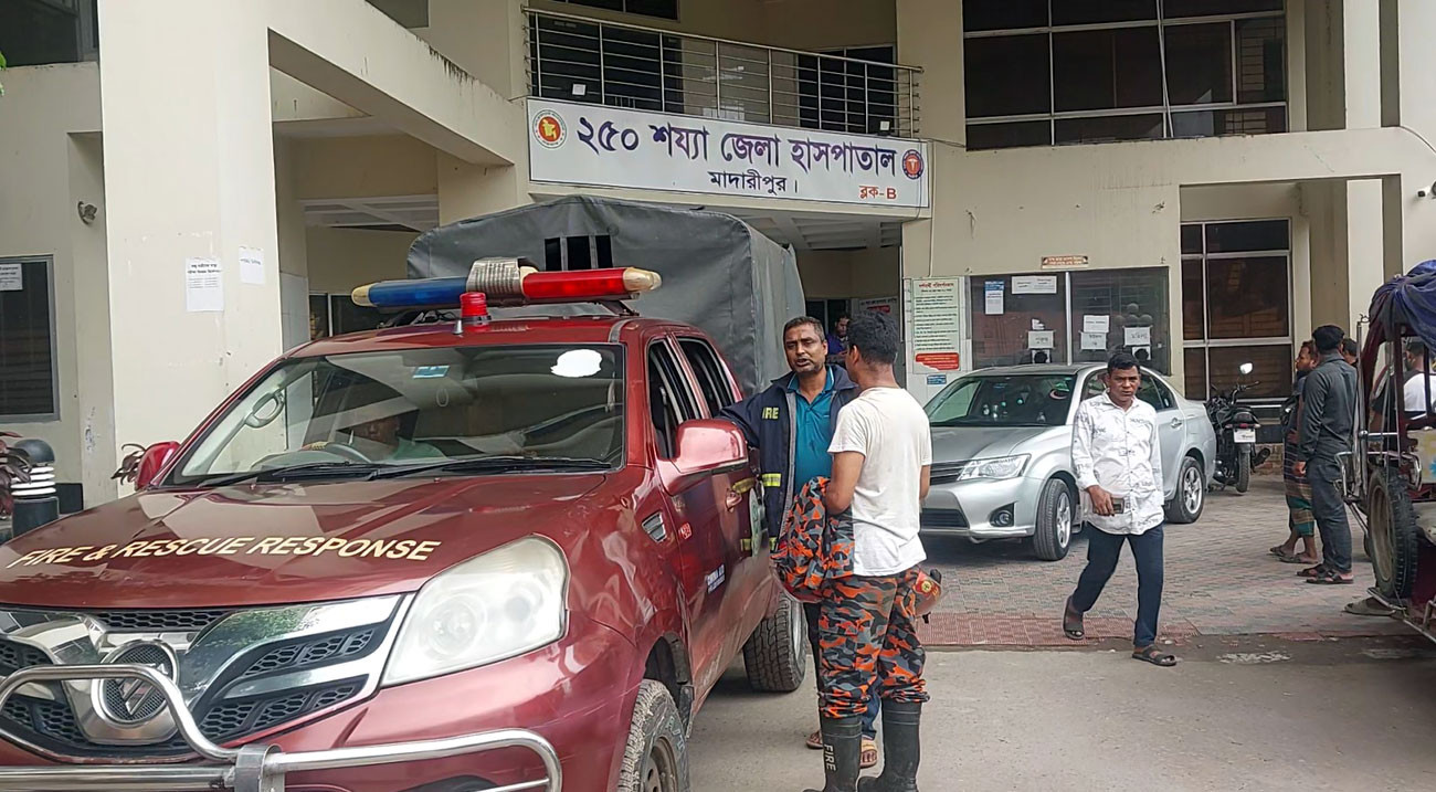 মাদারীপুরে হাসপাতালের লিফটে আটকা পড়েন নারীসহ ১০, উদ্ধার করল ফায়ার সার্ভিস