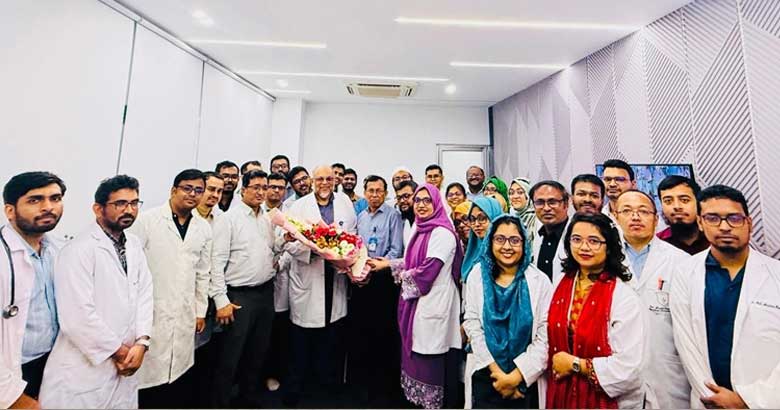 প্রত্যাবর্তনের এক বছর পূর্তিতে সহকর্মীদের ফুলেল শুভেচ্ছায় সিক্ত বিএমইউর
