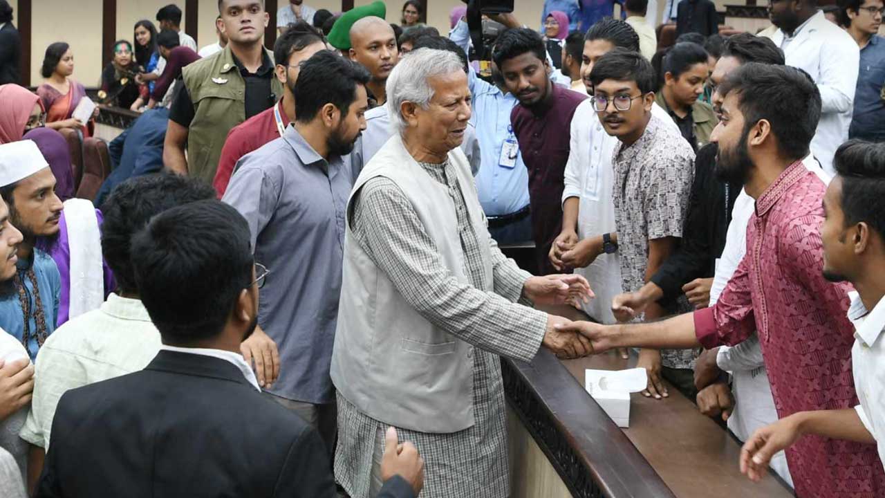 আহত ছাত্রদের বর্ণনা দিয়ে কাঁদলেন ড. ইউনূস