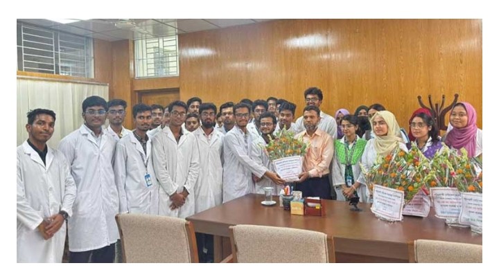 পটুয়াখালী মেডিকেলের নবনিযুক্ত অধ্যক্ষকে শিক্ষার্থীদের শুভেচ্ছা